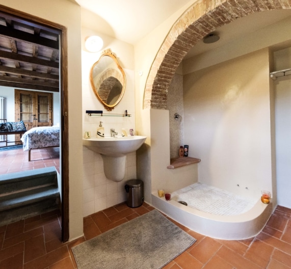 private-bathroom-room6-holiday-house-terricciola-tuscany