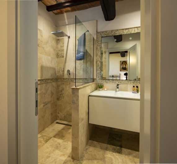 private-bathroom2-shower-holidays-house-castelfalfi-toscana