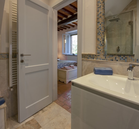 private-bathroom2-shower-holidays-house-castelfalfi-toscana