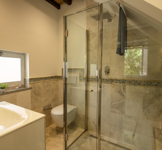 private-bathroom2-shower-holidays-house-castelfalfi-toscana