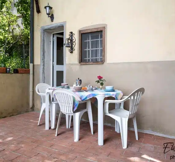 private-cobbled-patio-holiday-house-morrona-terricciola-tuscany