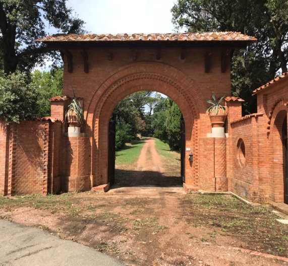 private-entrance-villa-platani-sant-ermo-casciana-terme-tuscany
