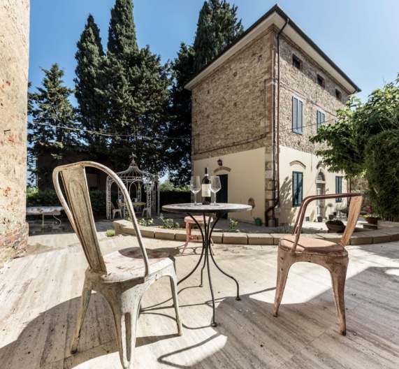 private-space-outside-holiday-house-usigliano-lari-tuscany