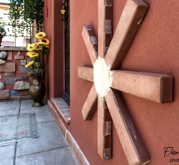 red-house-entrance-holiday-house-soianella-terricciola-toscana