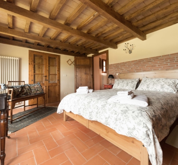 room-ground-floor-bed-holiday-house-terricciola-tuscany