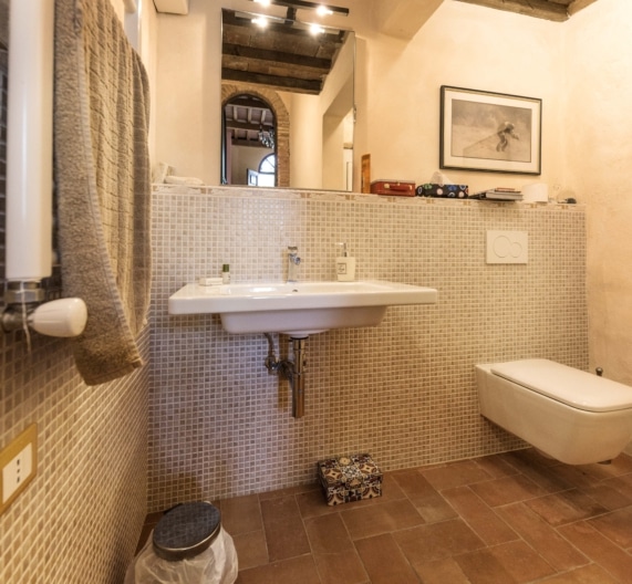 shared-bathroom-ground-floor-holiday-house-terricciola-tuscany