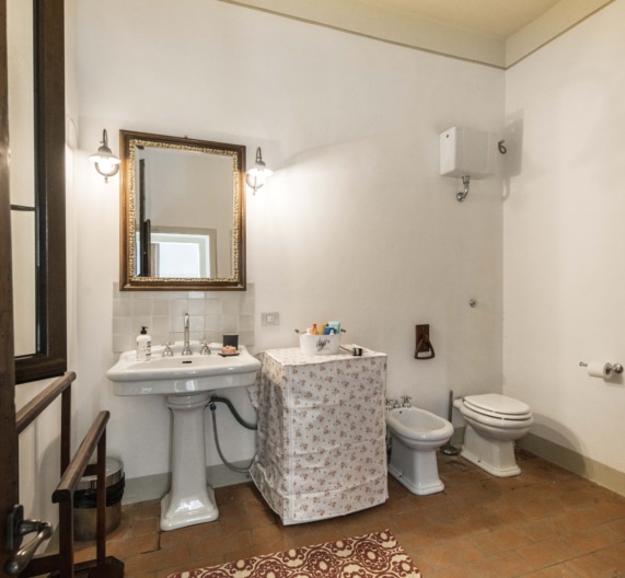 shared-bathroom-holiday-house-usigliano-lari-tuscany