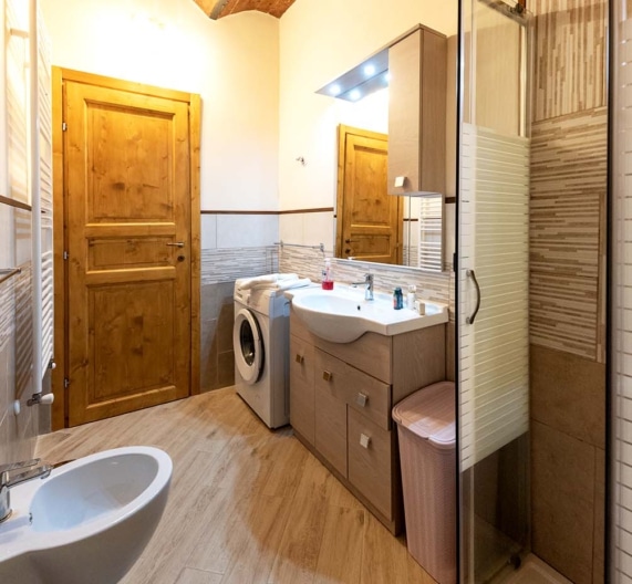 shower-bathroom-holiday-house-palaia-tuscany