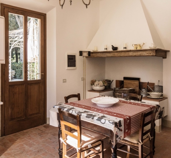 table-kitchen-chimney-holiday-house-usigliano-lari-tuscany