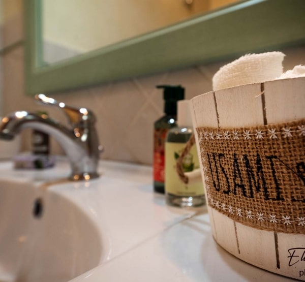 bathroom-details-holiday-house-peccioli-toscana