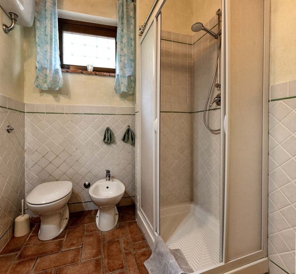 bathroom-shower-holiday-house-peccioli-toscana