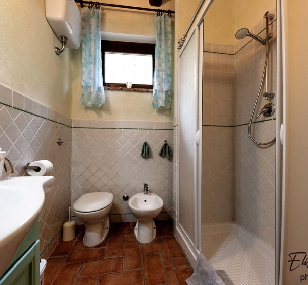 bathroom-shower-holiday-house-peccioli-tuscany