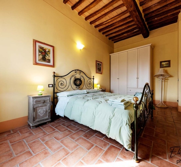 bedroom-bed-holiday-house-peccioli-tuscany