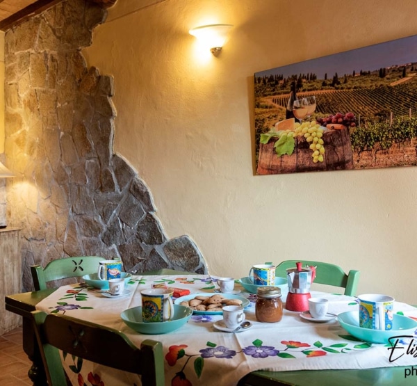 kitchen-table-breakfast-holiday-house-peccioli-tuscany